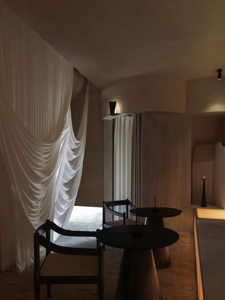 N·Tender Bar в Сиане: где стекло и свет танцуют в жидких формах — Фото 1