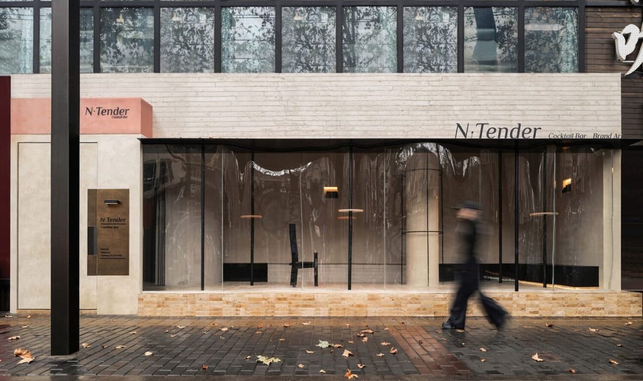 N·Tender Bar в Сиане: где стекло и свет танцуют в жидких формах