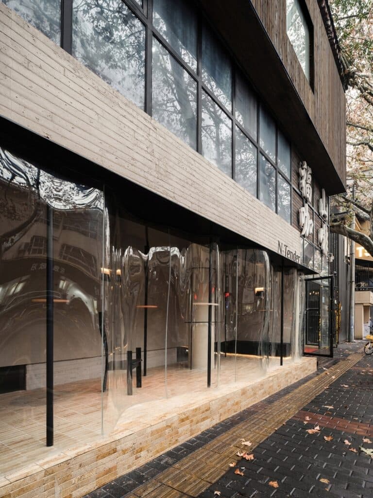 N·Tender Bar в Сиане: где стекло и свет танцуют в жидких формах — Фото 2