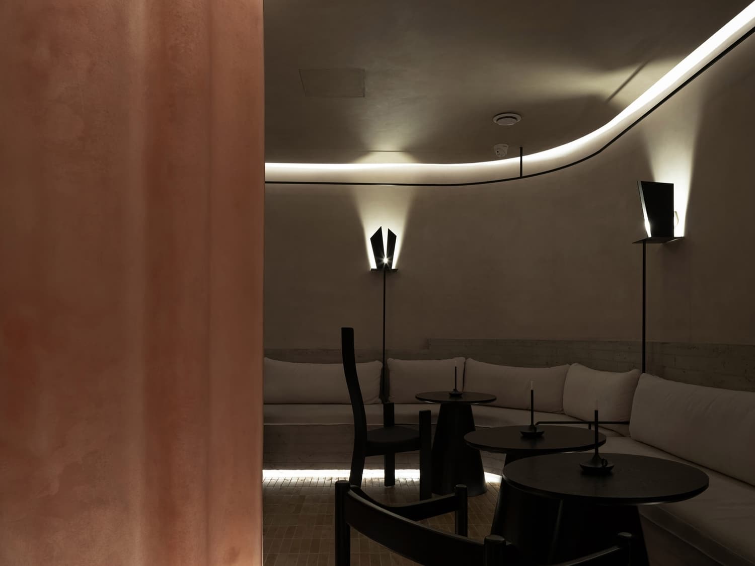 N·Tender Bar в Сиане: где стекло и свет танцуют в жидких формах — Фото 4