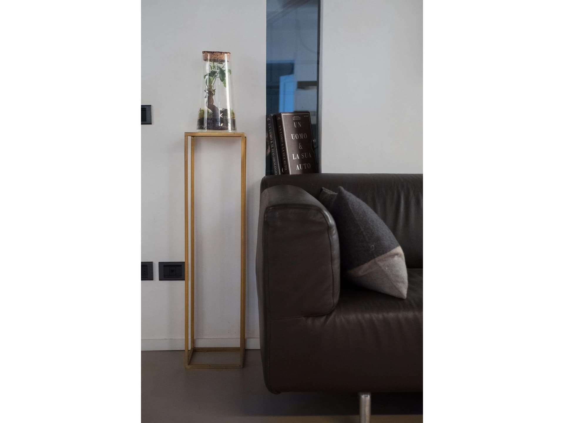 247LAB
ROGER
Brass pedestal