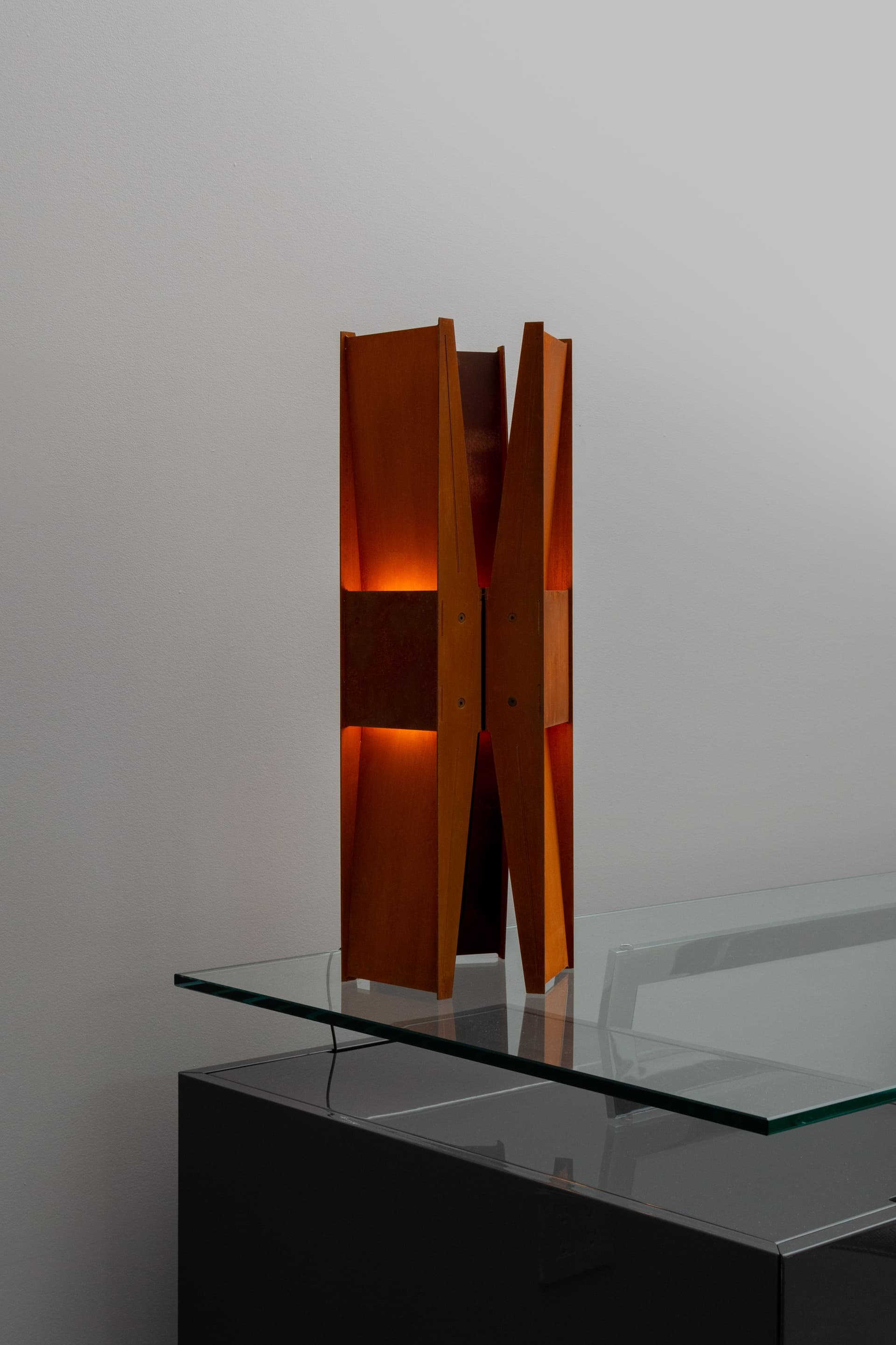 A-N-D
VECTOR
Steel table lamp — 2
