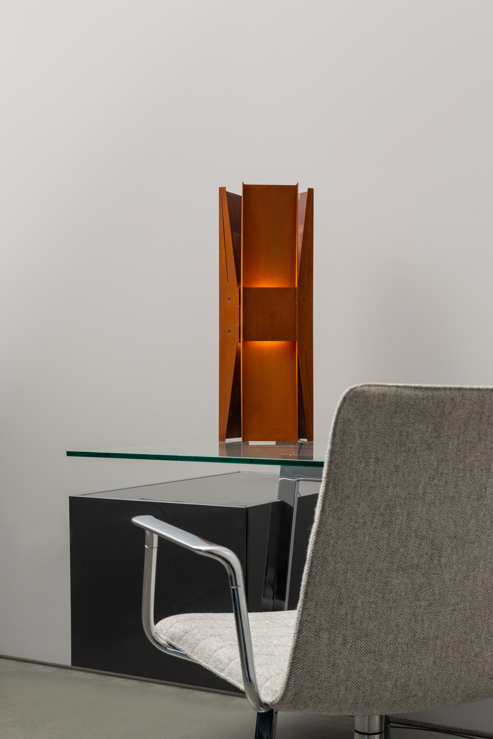 A-N-D
VECTOR
Steel table lamp — 3