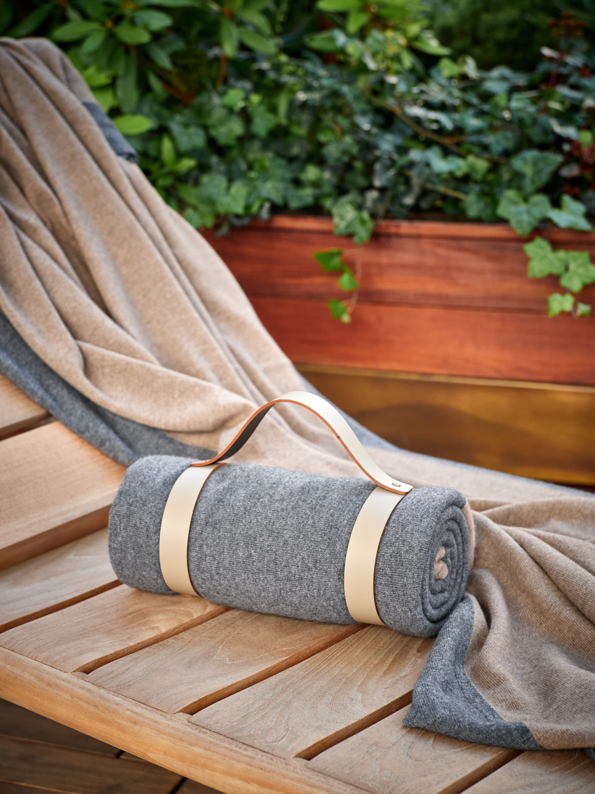 ADJ
BLANKET
Cashmere blanket — 8