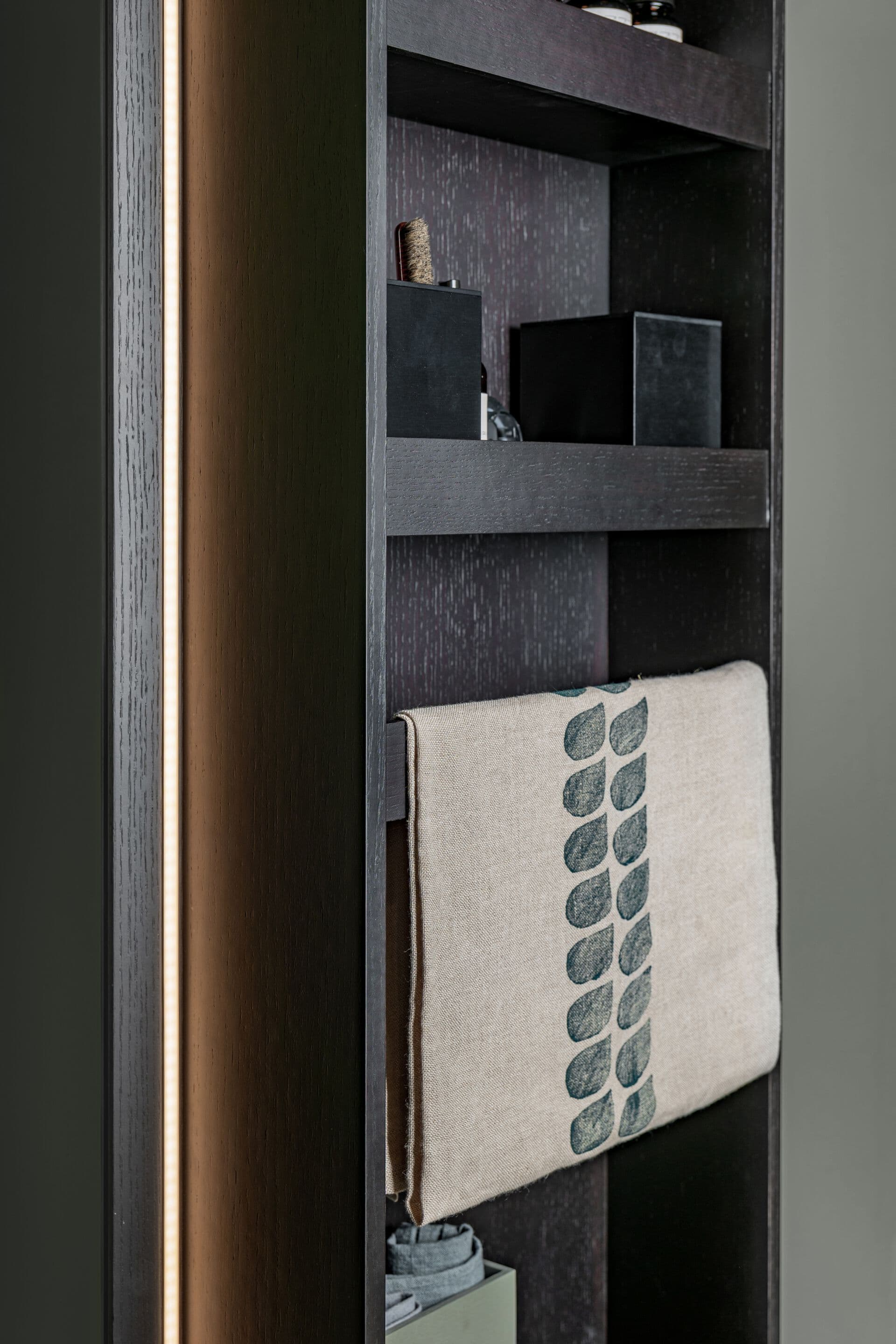 Agape
VOILÀ
Turning mirror — 9