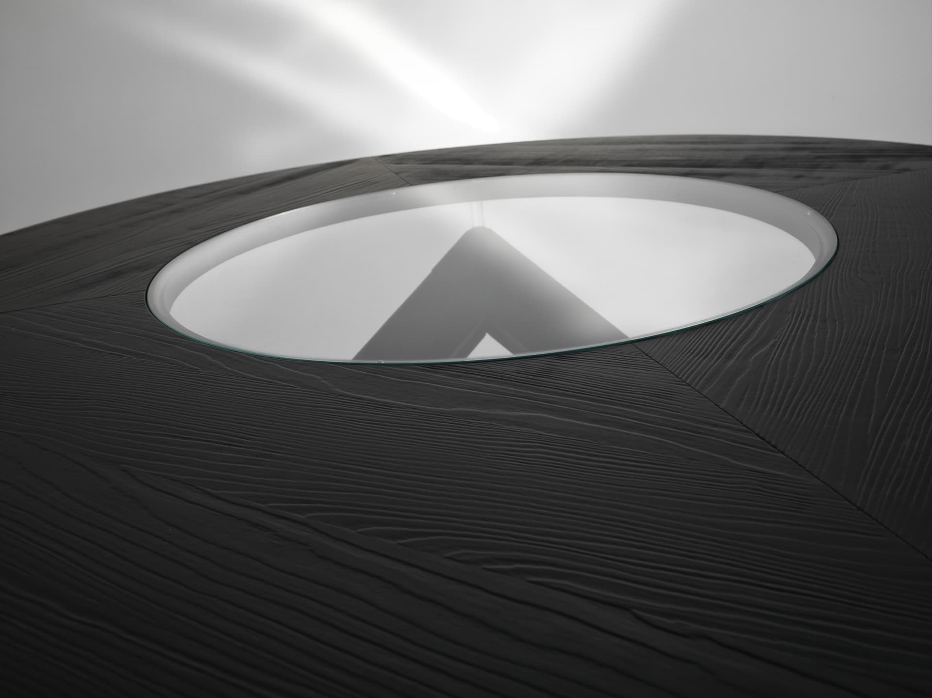 ALBEDO
W
Round wooden table