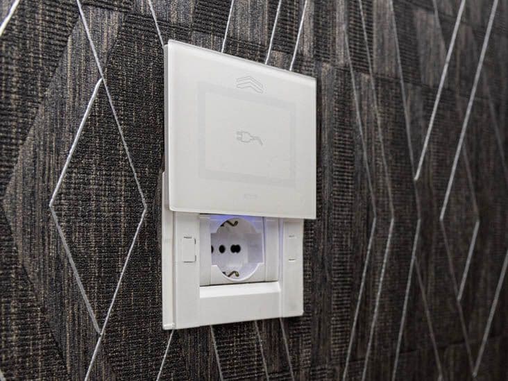 AVE
VERA 44
Glass switch plate — 1