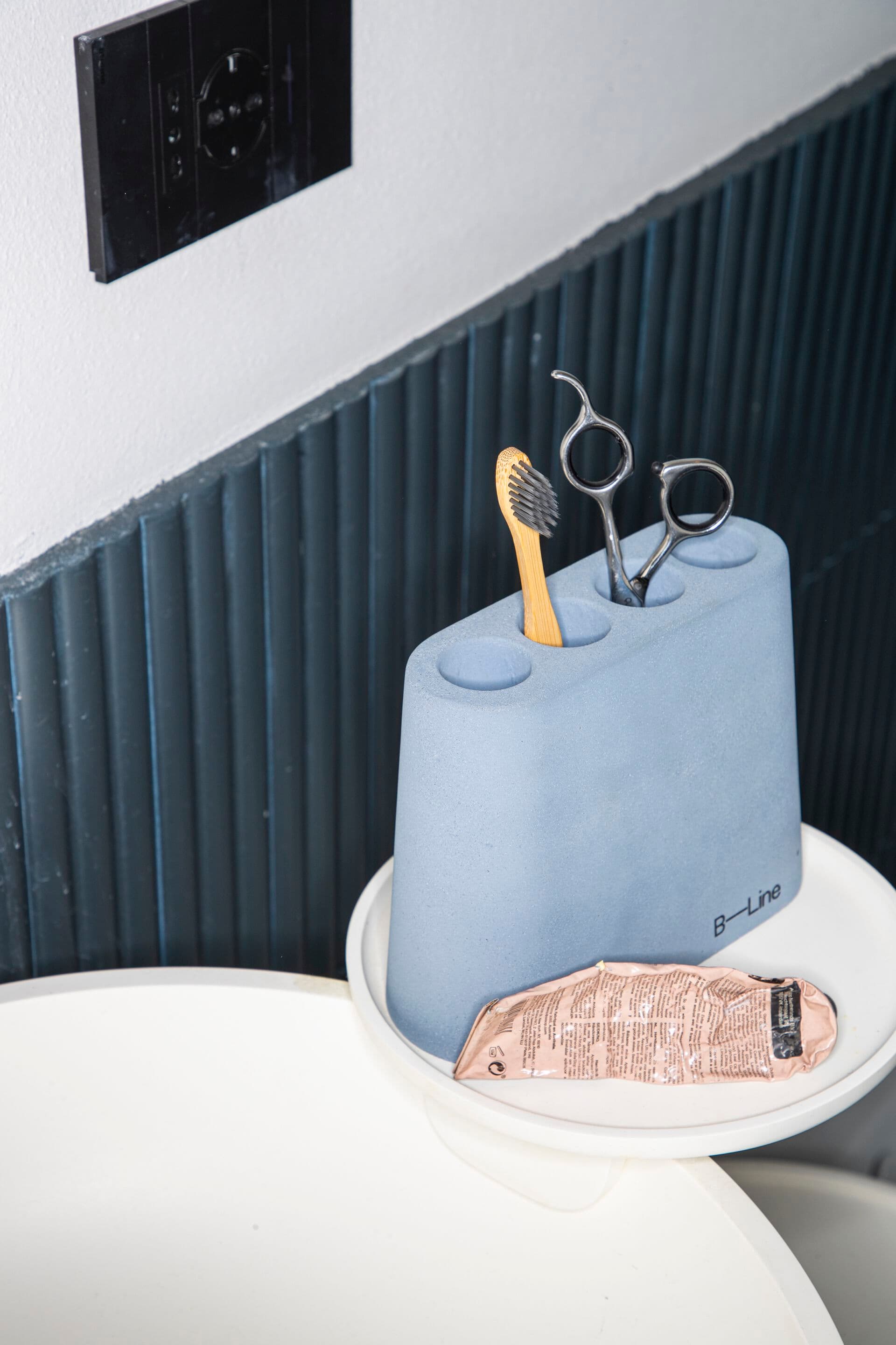 B-LINE
AKI JR
Cement pen holder — 6