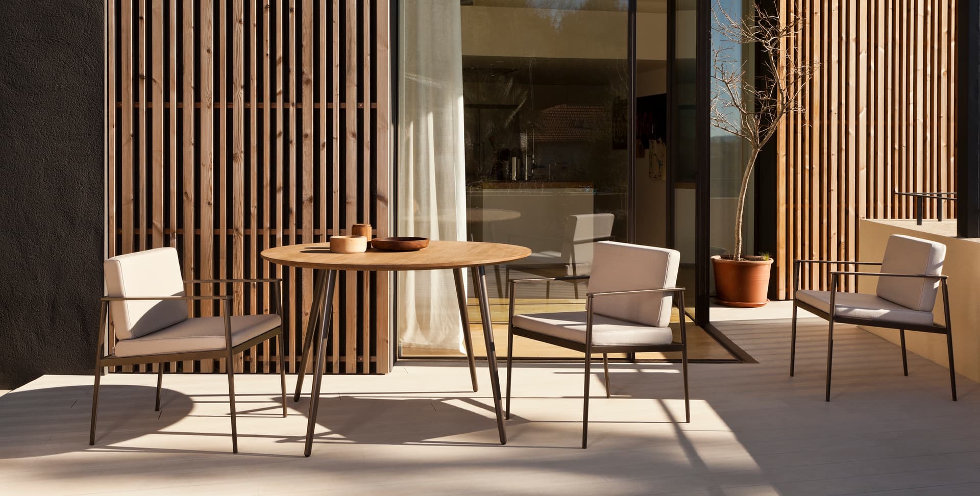 Bivaq
VINT
Round garden table