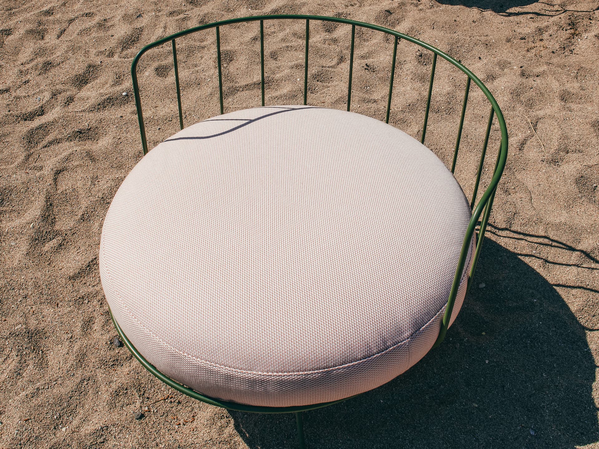 Calma
LOU
Steel low lounge chair — 6