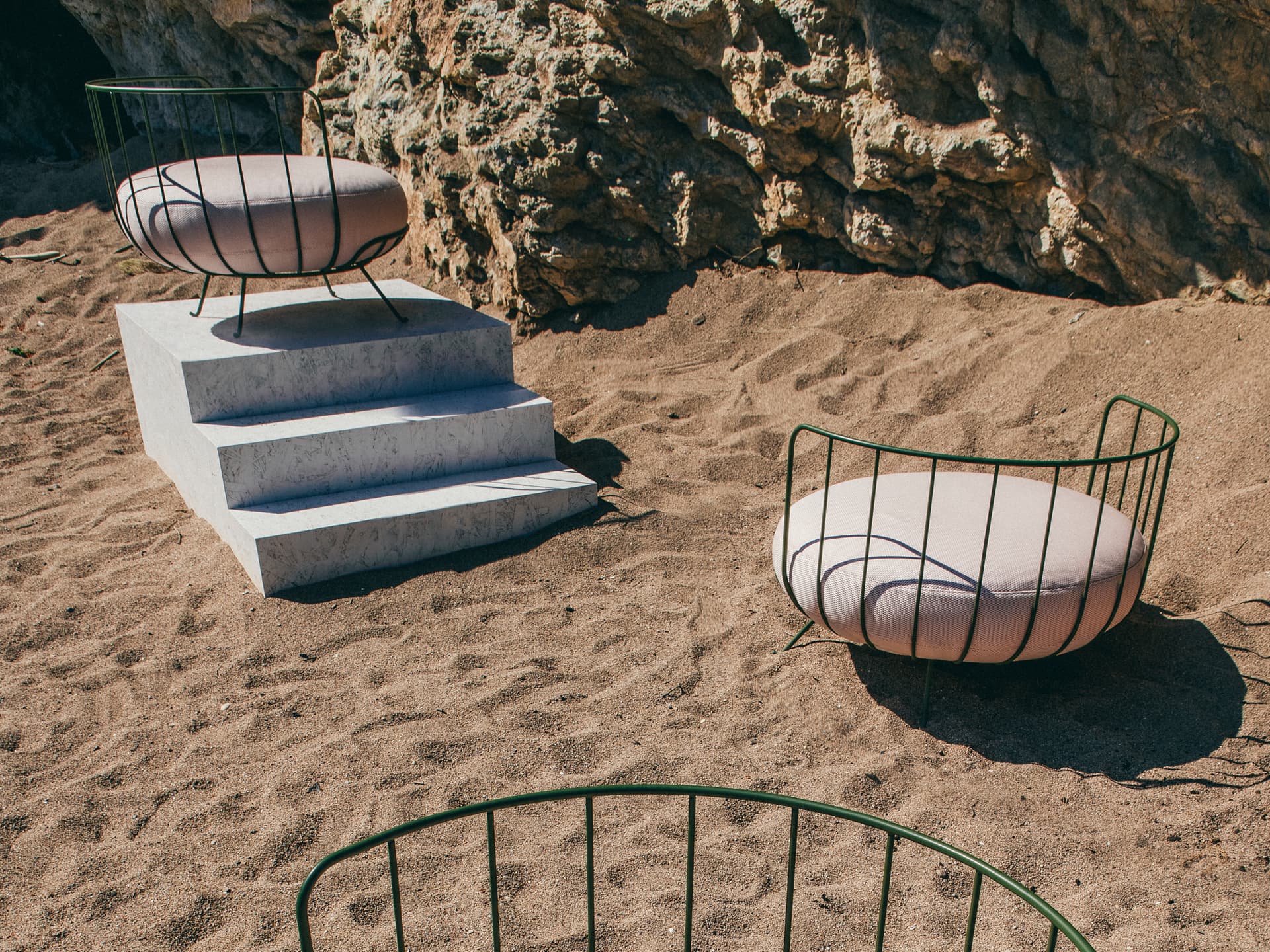Calma
LOU
Steel low lounge chair — 7