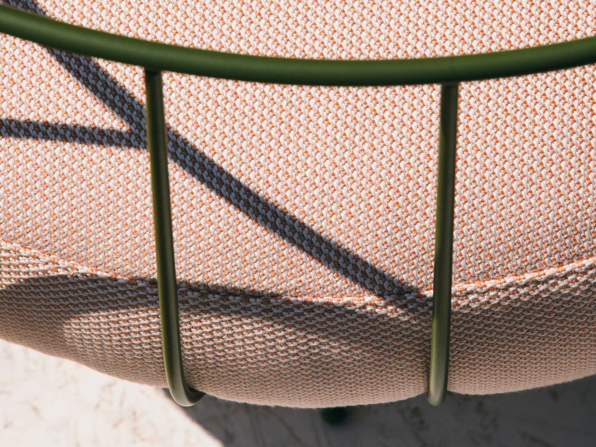Calma
LOU
Steel low lounge chair — 9