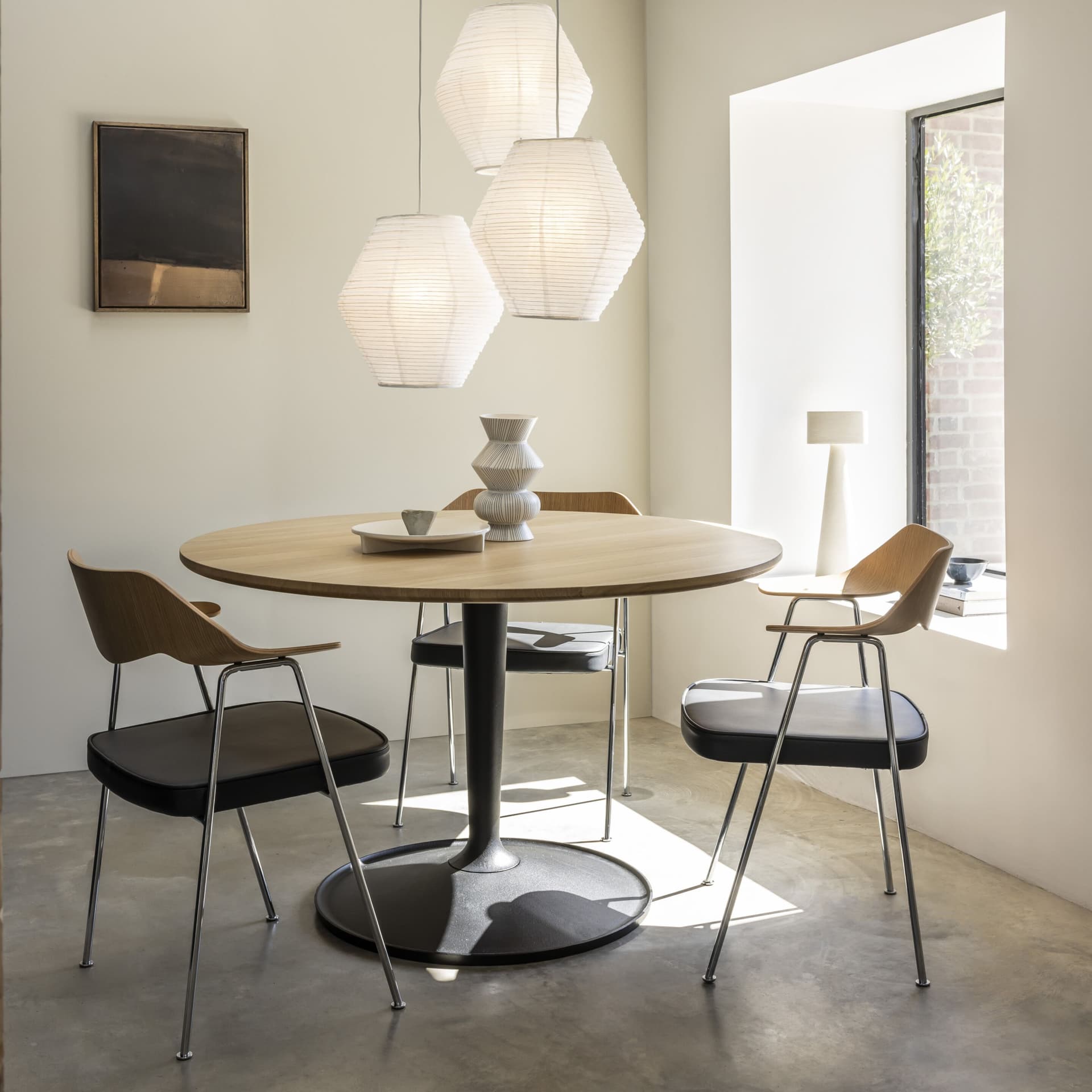Case
COALBROOK
Round oak table — 2