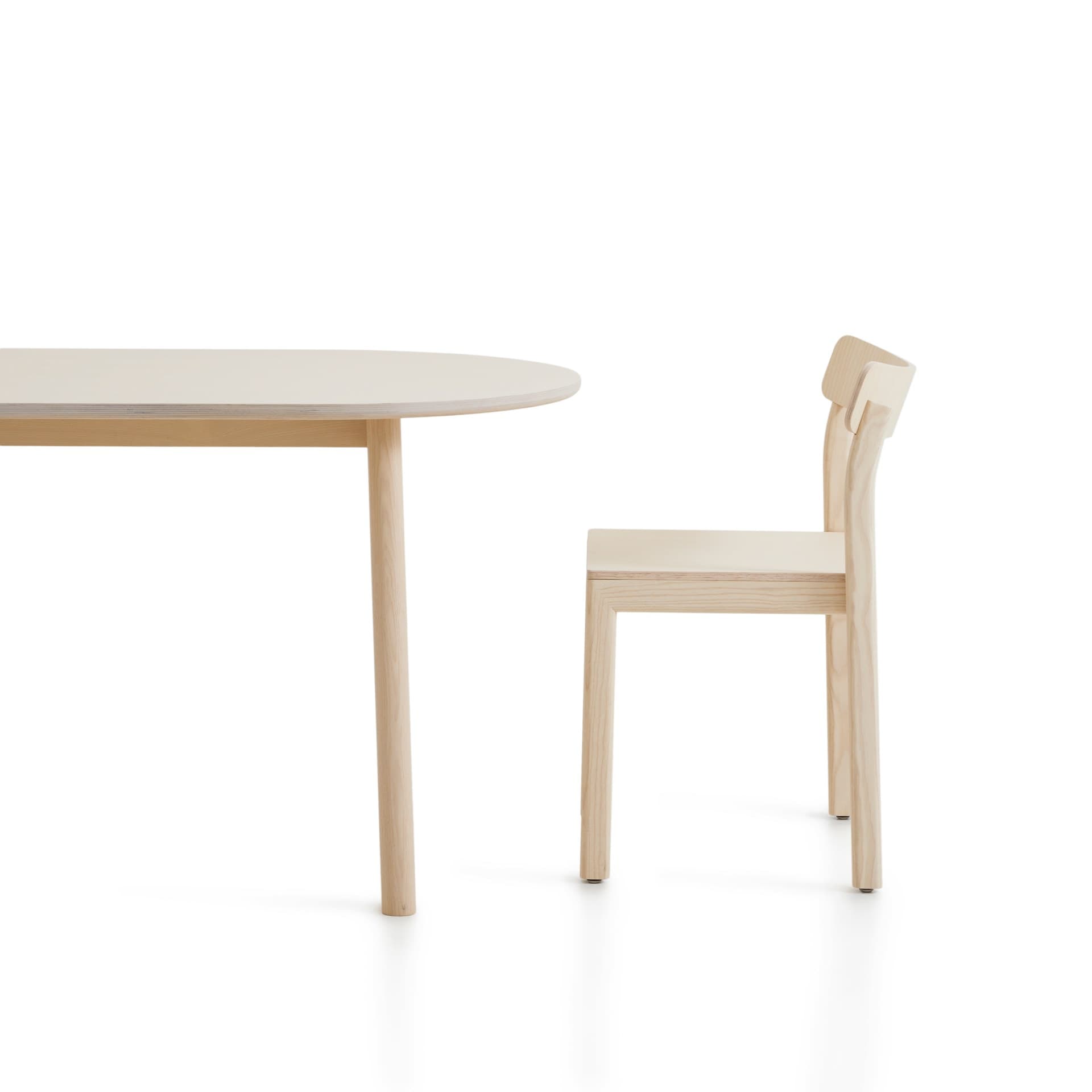 Crassevig
FOLIO
Oval ash table — 2