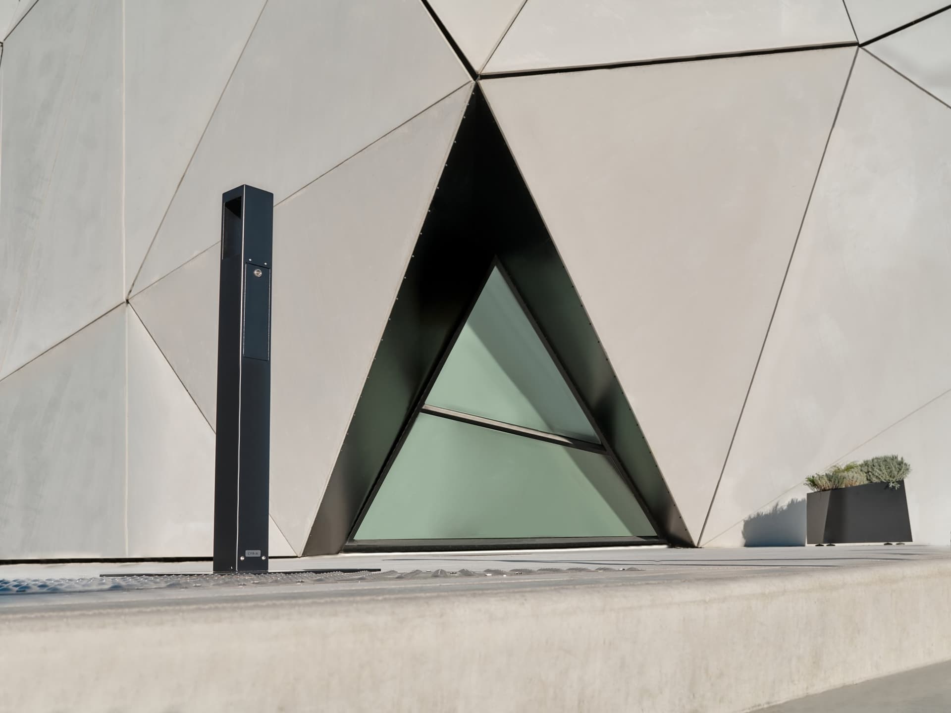 CYRIA
EUDALD
Standing ashtray — 3