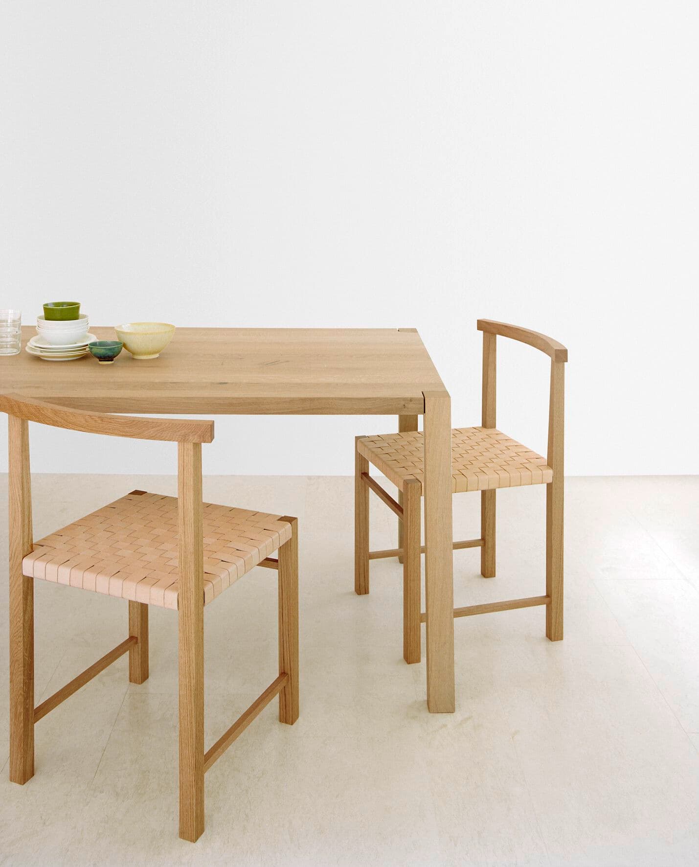 E15
SLOANE
Solid wood table — 5