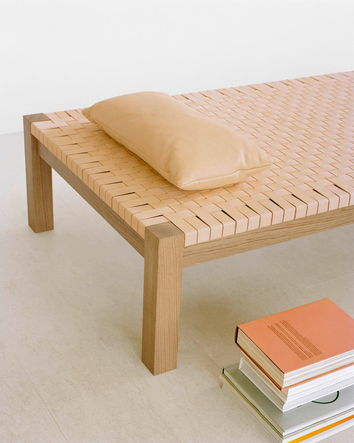 E15
THEBAN
Day bed — 3