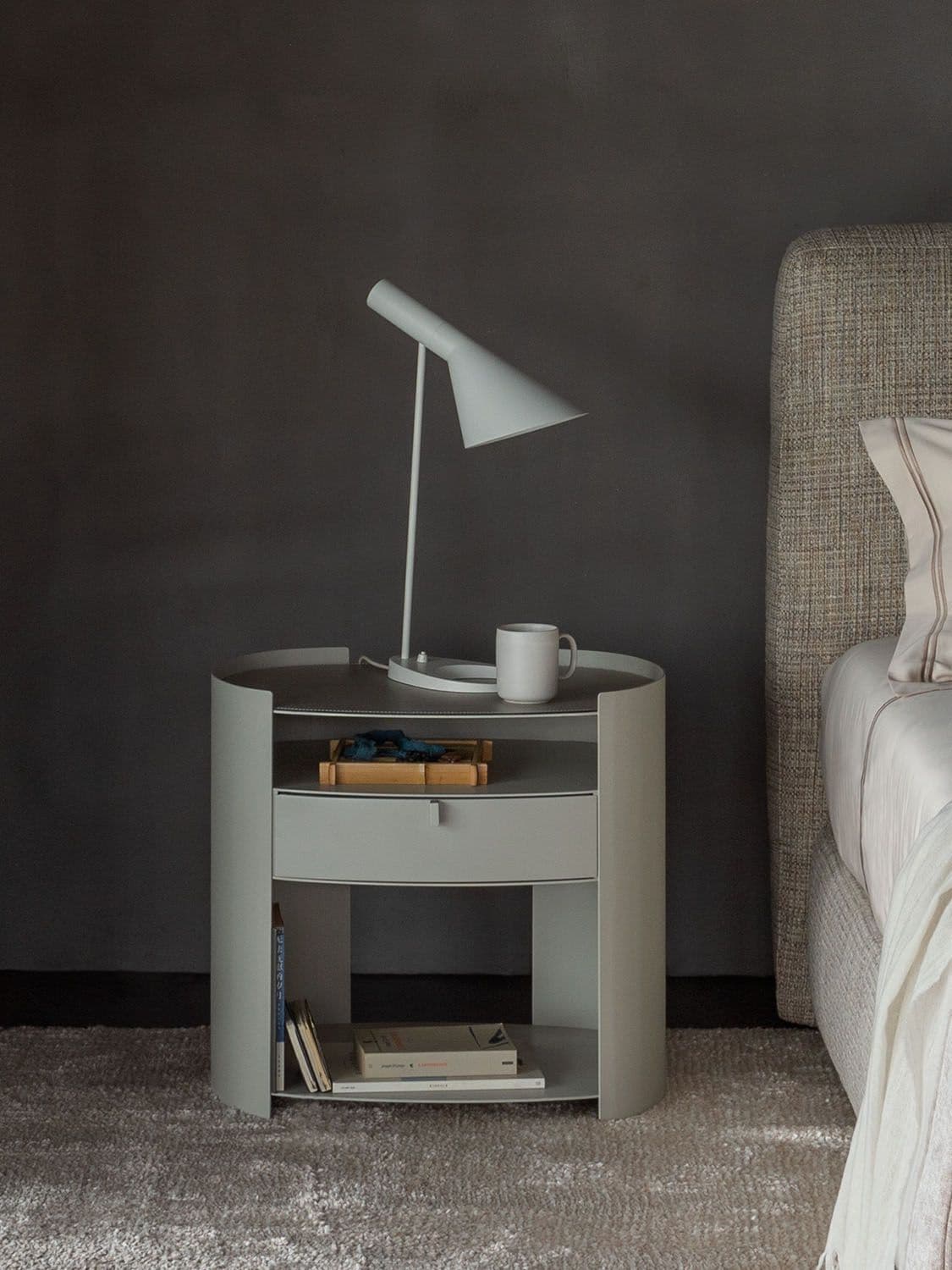 Flou
LOTUS
Metal bedside table