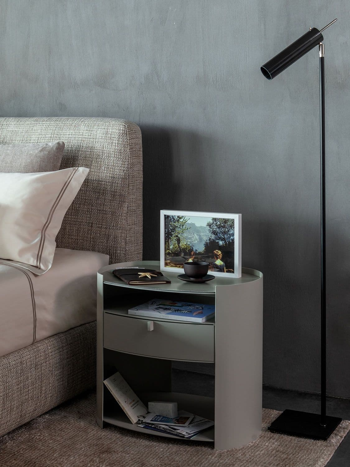 Flou
LOTUS
Metal bedside table — 3