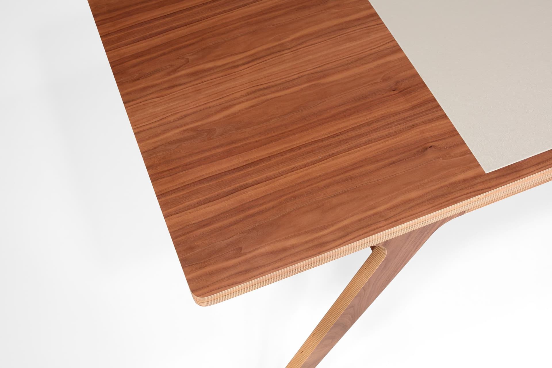 Hatt
MR. NOTE
Wooden desk — 12