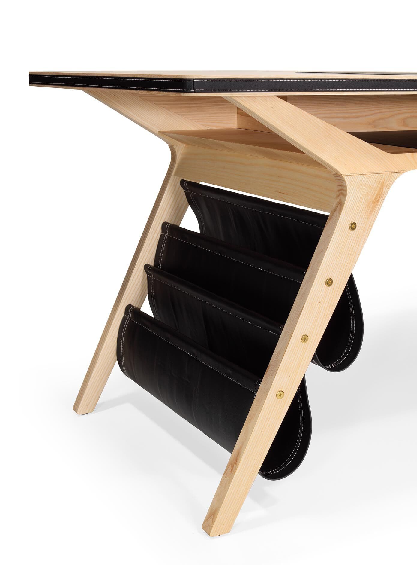 Hatt
MRS. NOTE
Wooden desk — 23