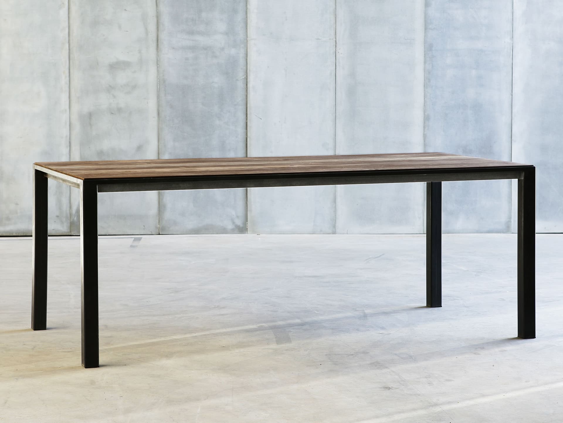 Heerenhuis
CTR
Custom teak table — 1