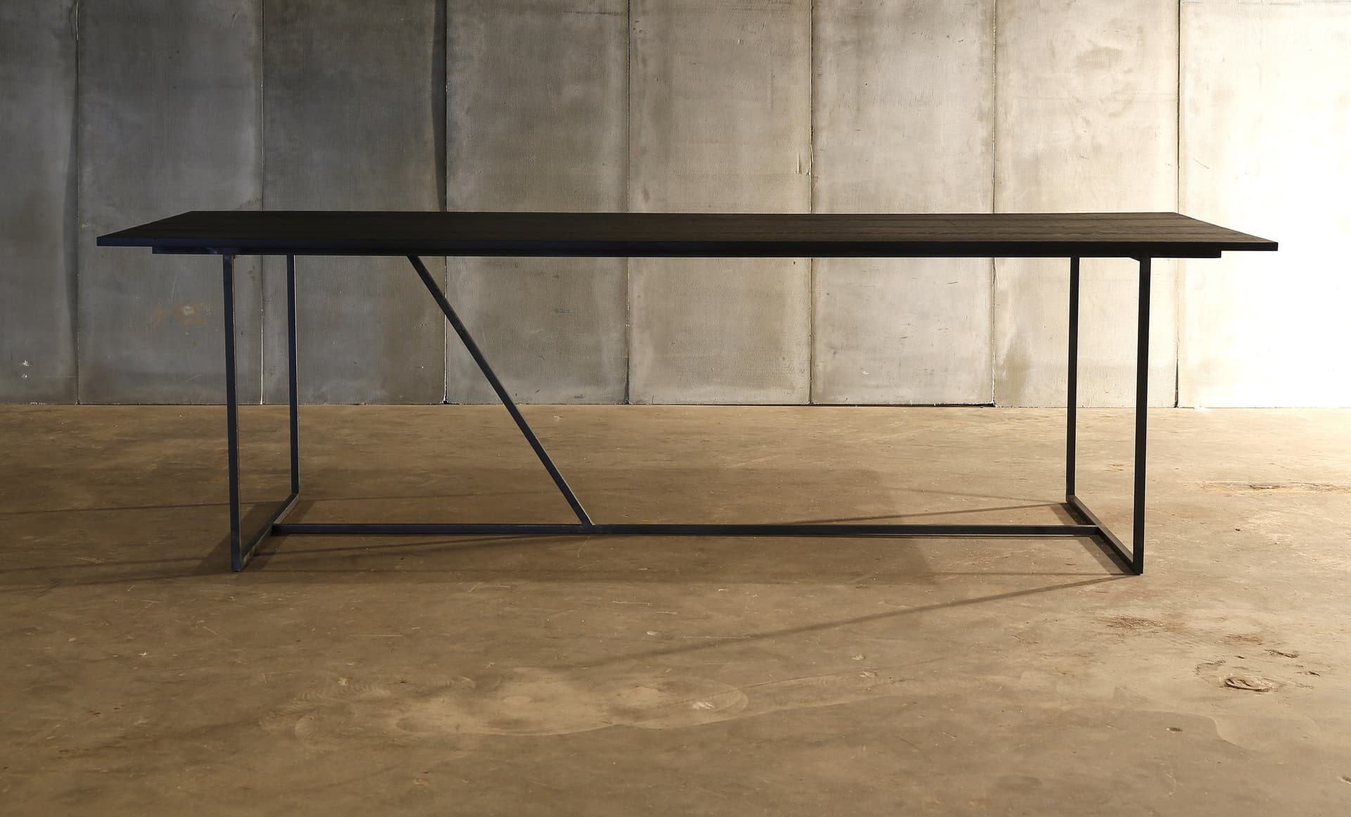 Heerenhuis
MESA NERO
Oak table — 2
