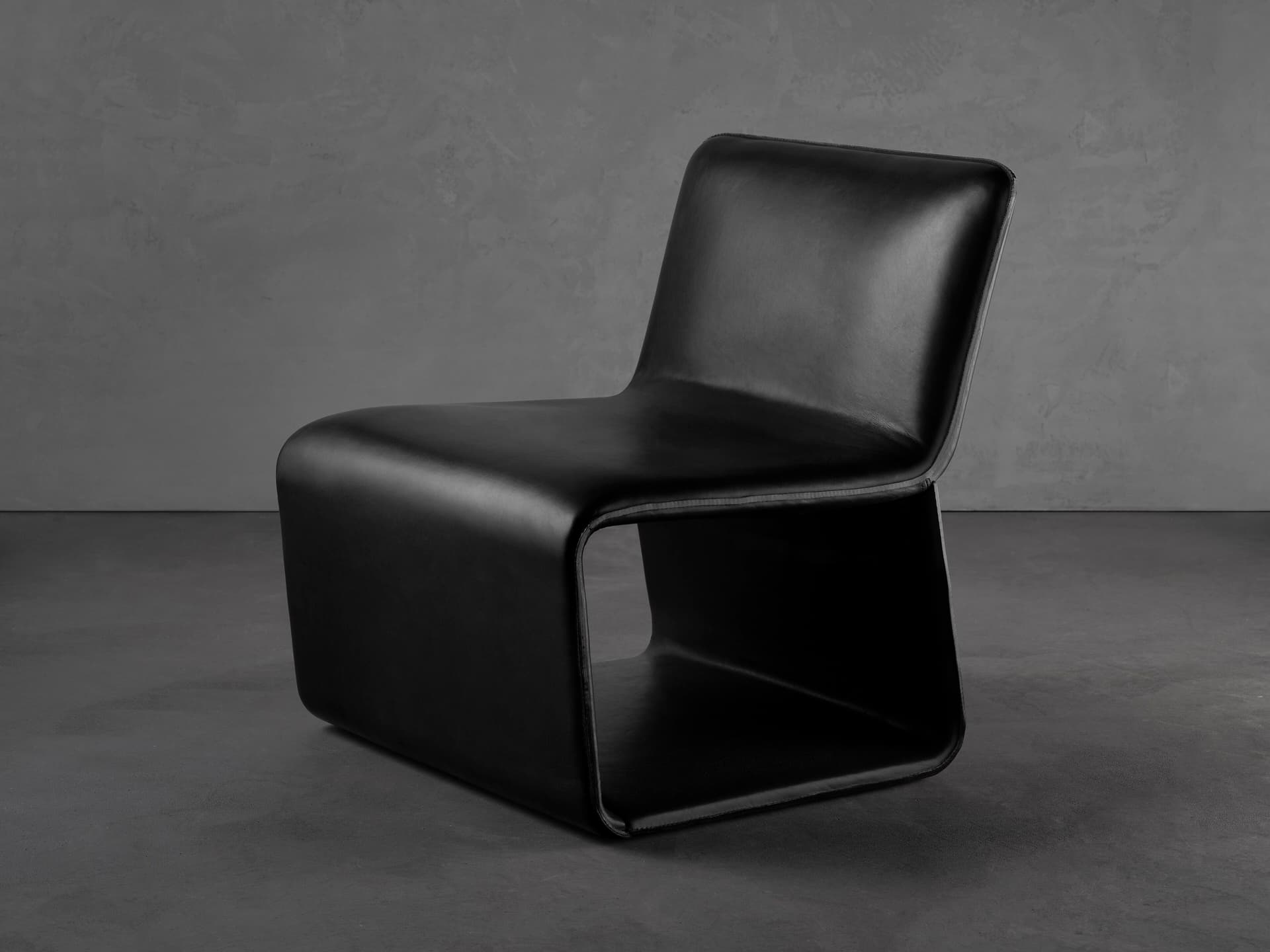 Henge
AUDACE
Leather chair — 1