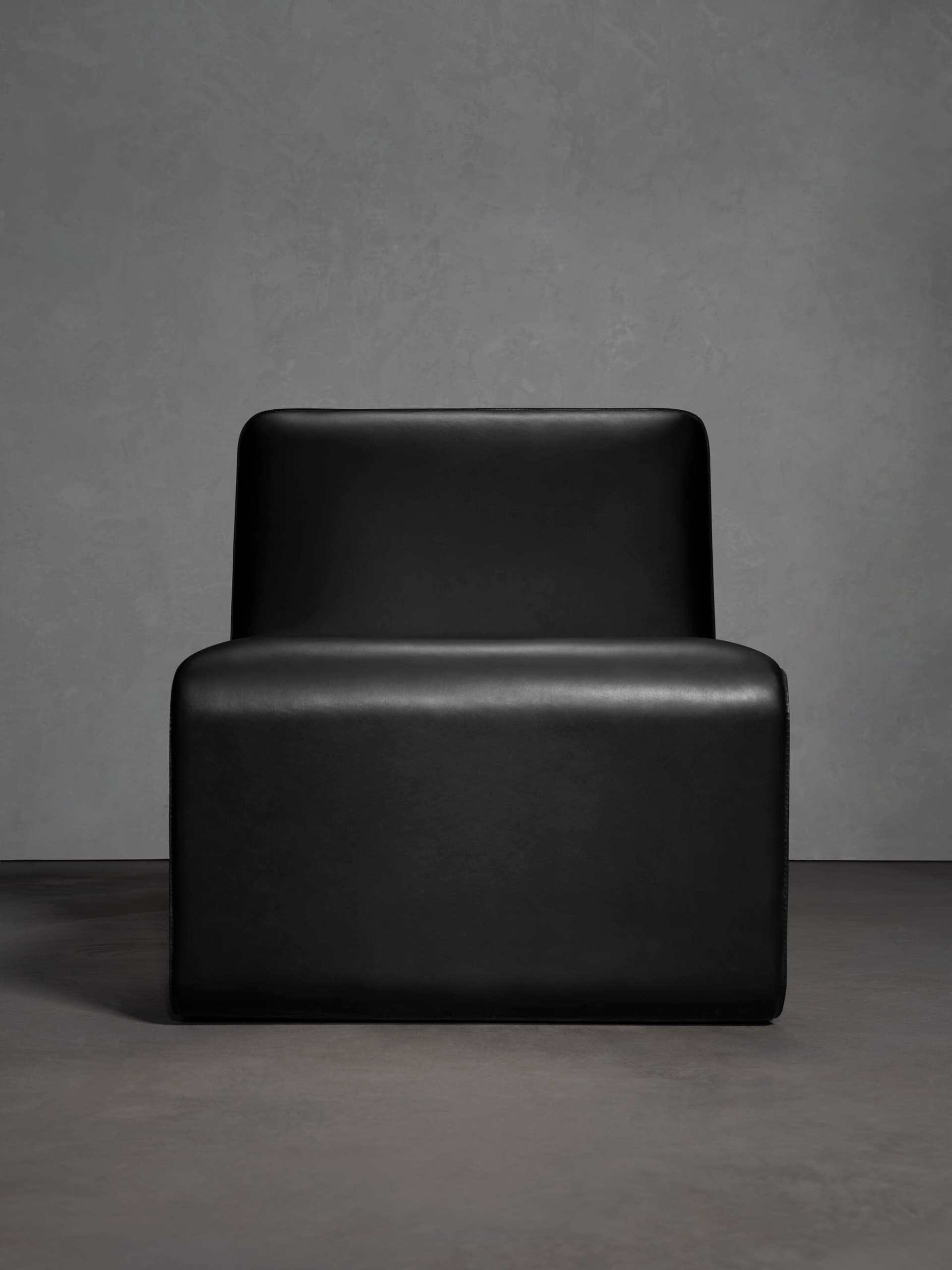 Henge
AUDACE
Leather chair — 2