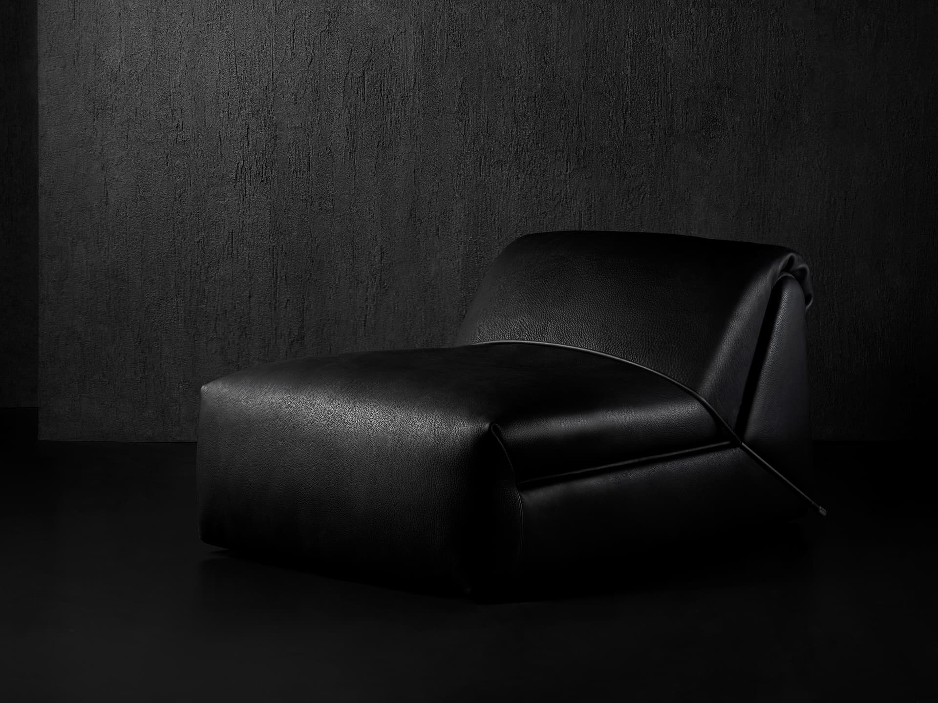 Henge
BOND
Leather armchair — 1