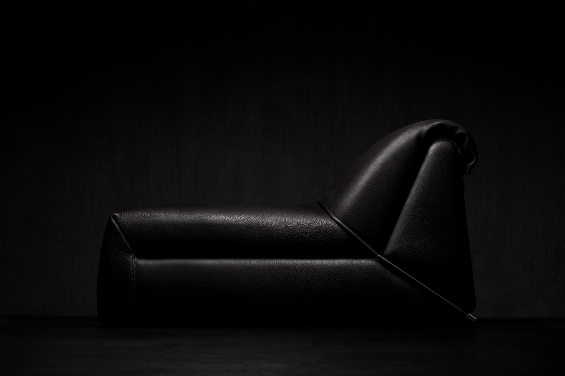 Henge
BOND
Leather armchair