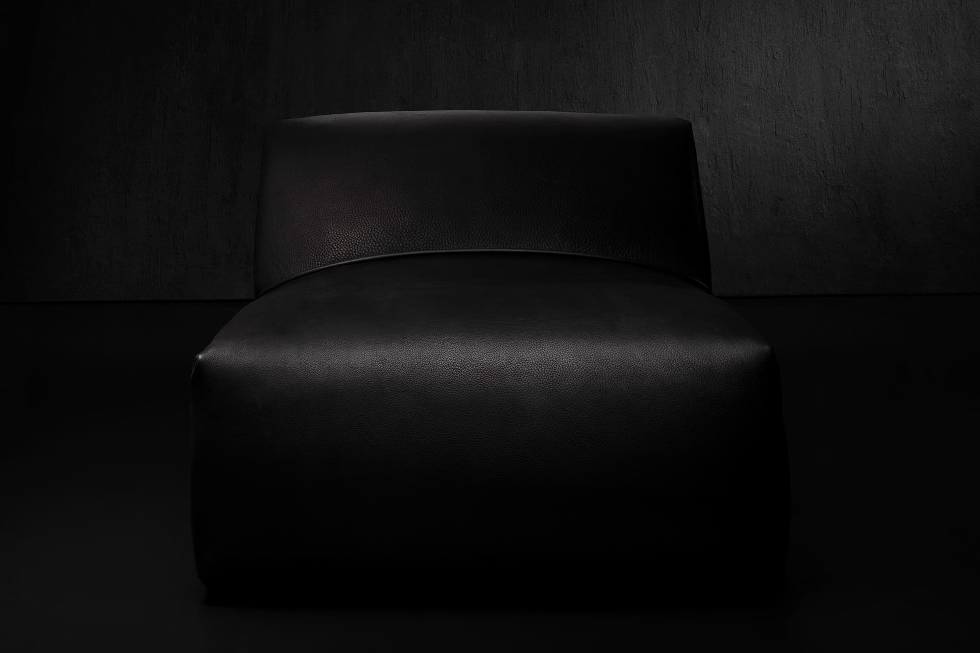 Henge
BOND
Leather armchair — 3