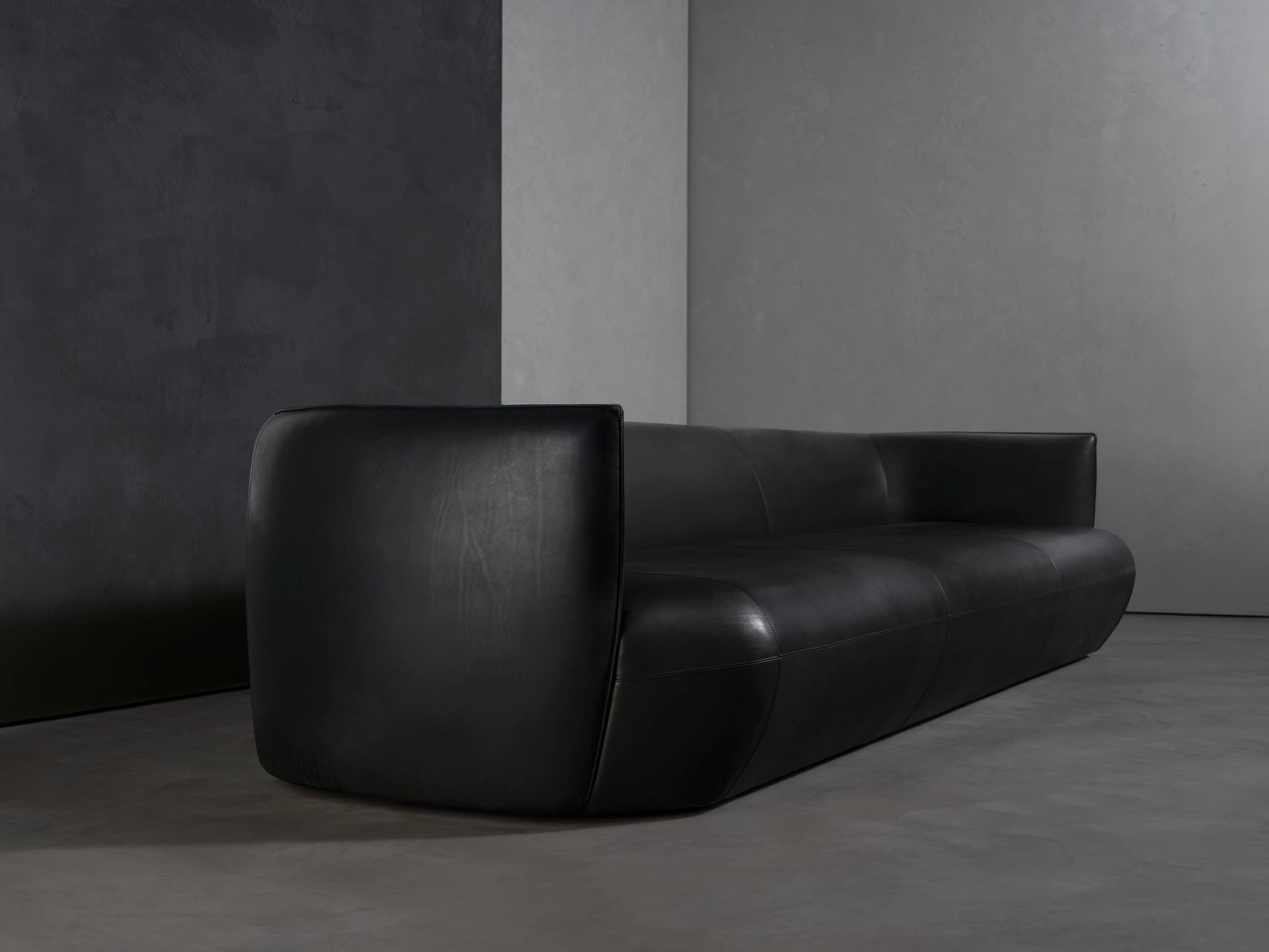 Henge
PNEUMA
Leather sofa — 2