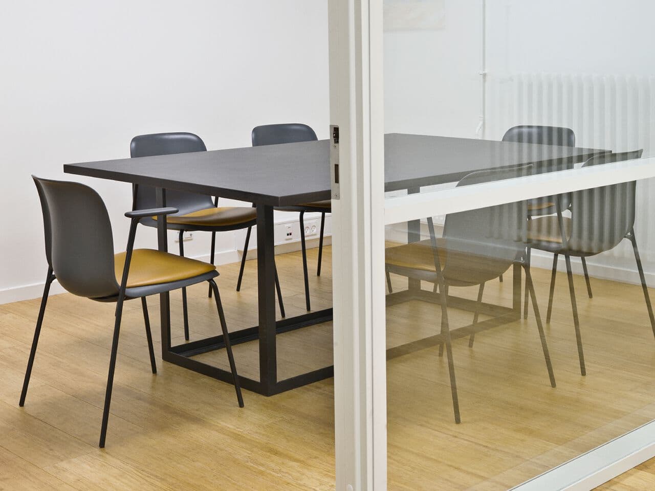 Howe
SIXE
Chair — 4