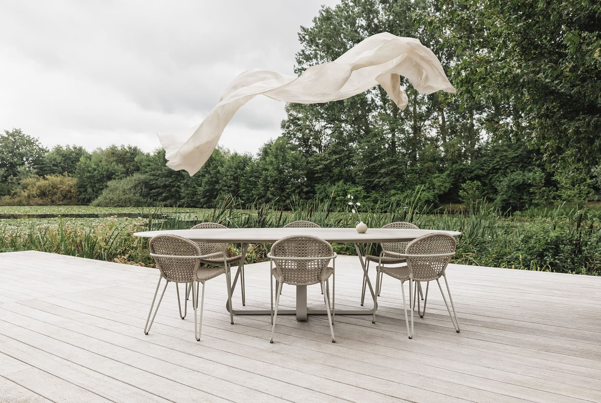 Joli
CURVE
Oval Xeramica table