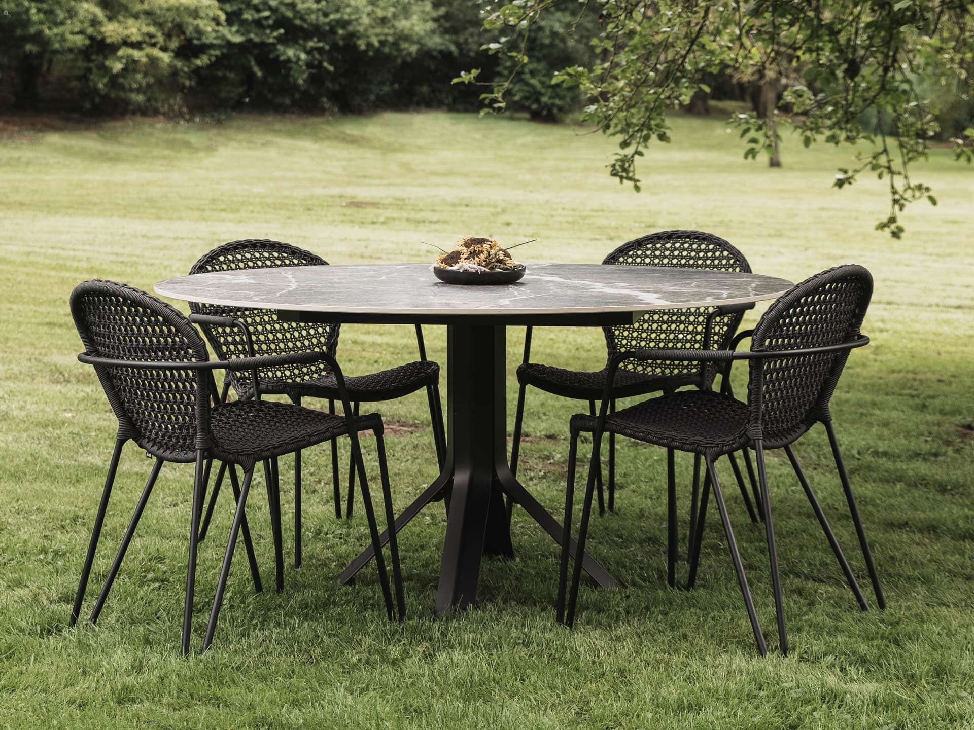Joli
FIZZ
Round Xeramica table — 1