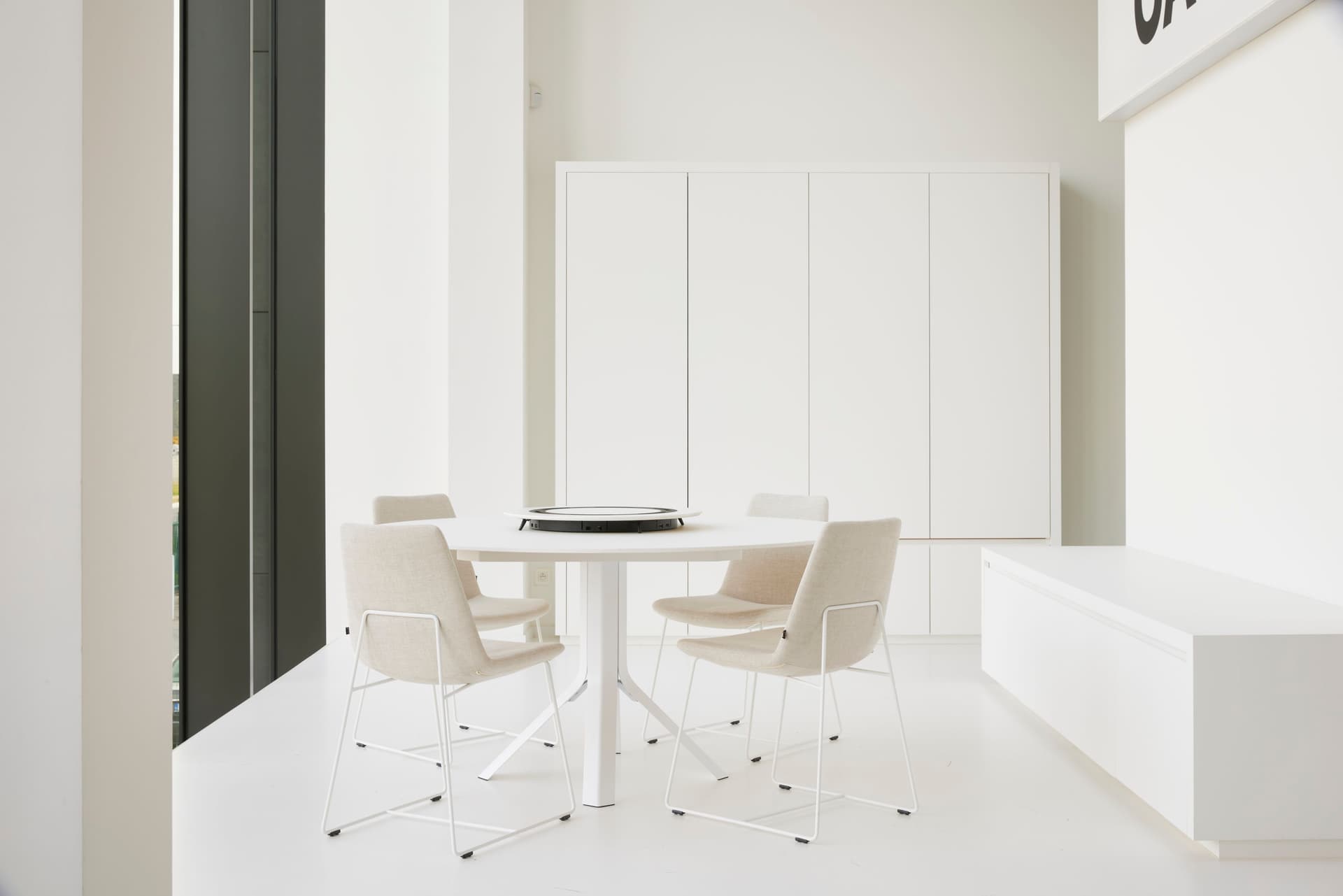 Joli
FIZZ
Round Xeramica table — 3