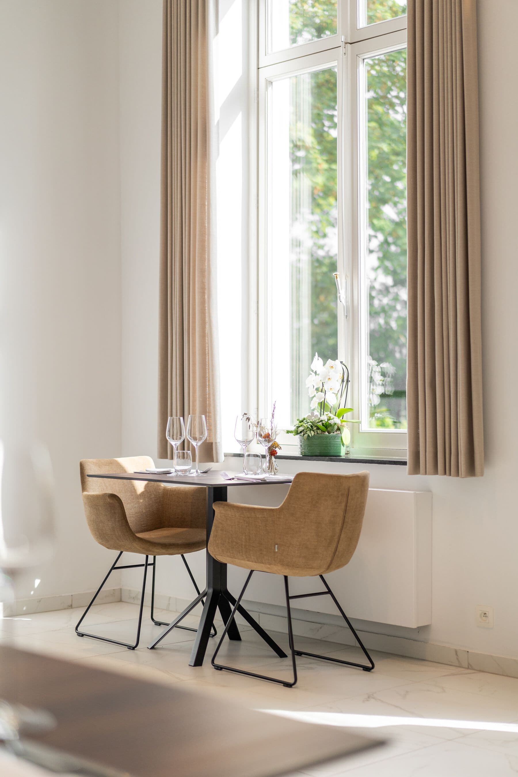 Joli
FIZZ
Square Xeramica table — 2