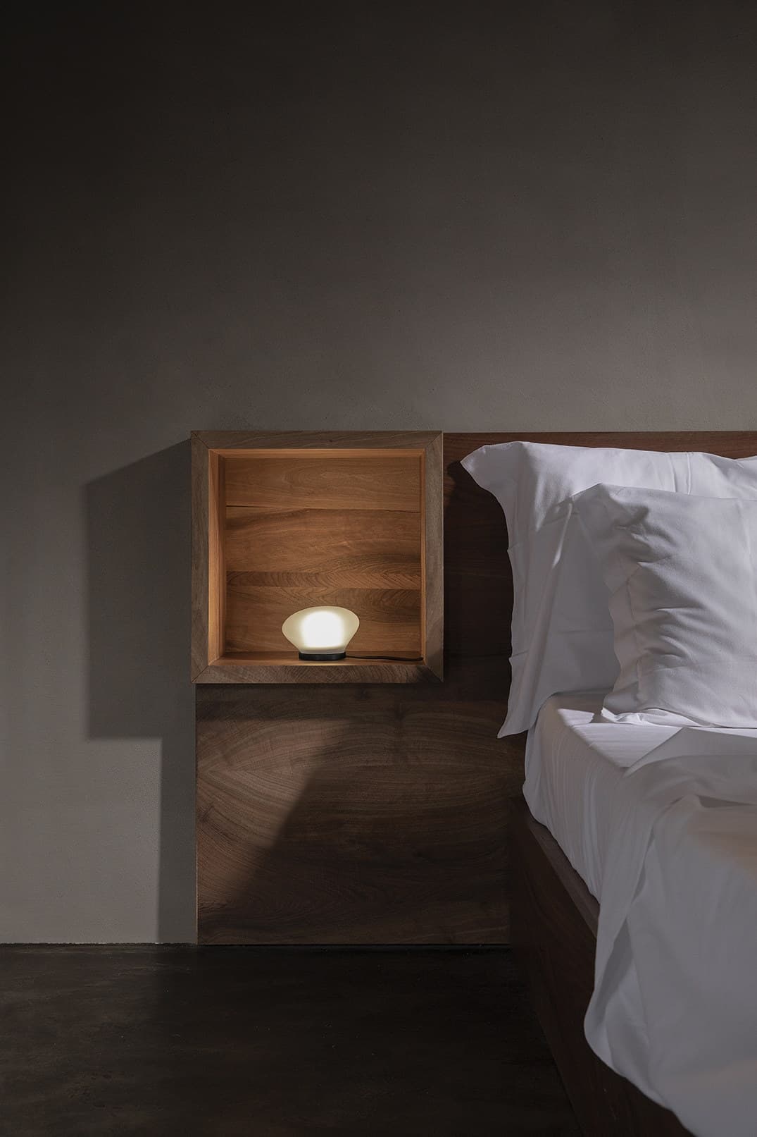 Karman
AGUA
LED glass table lamp — 4