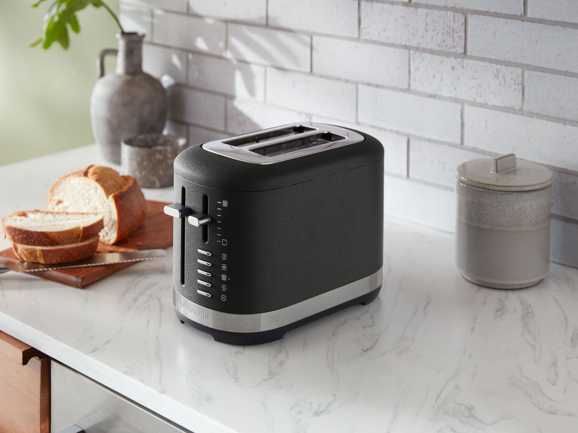 KitchenAid
MONOCHROME
Toaster — 1