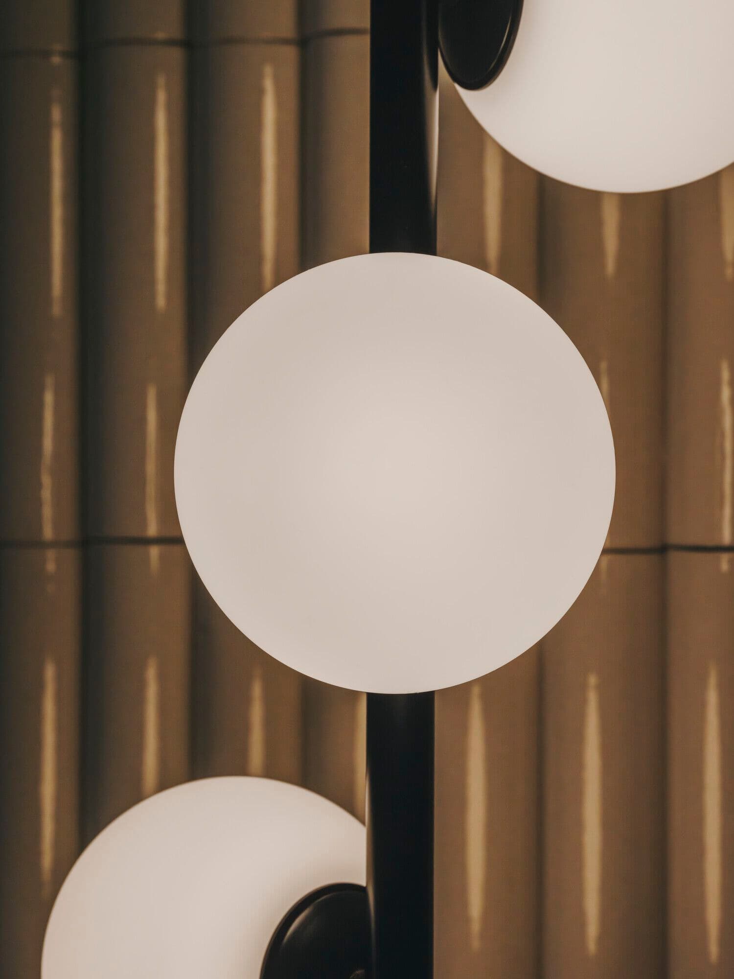 LedsC4
PERLINA
Metal floor lamp — 2