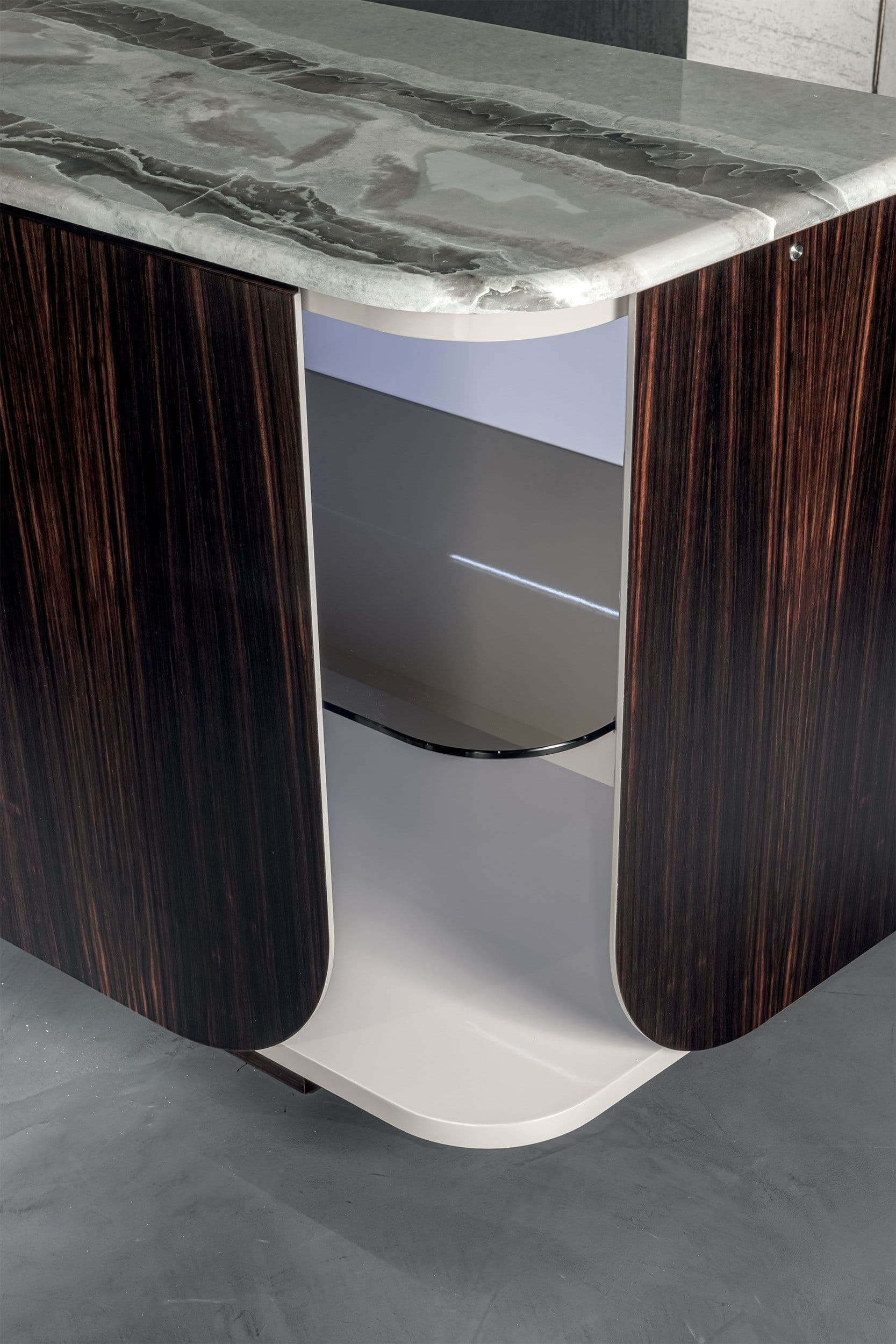 Longhi
HOLD
Sideboard — 4