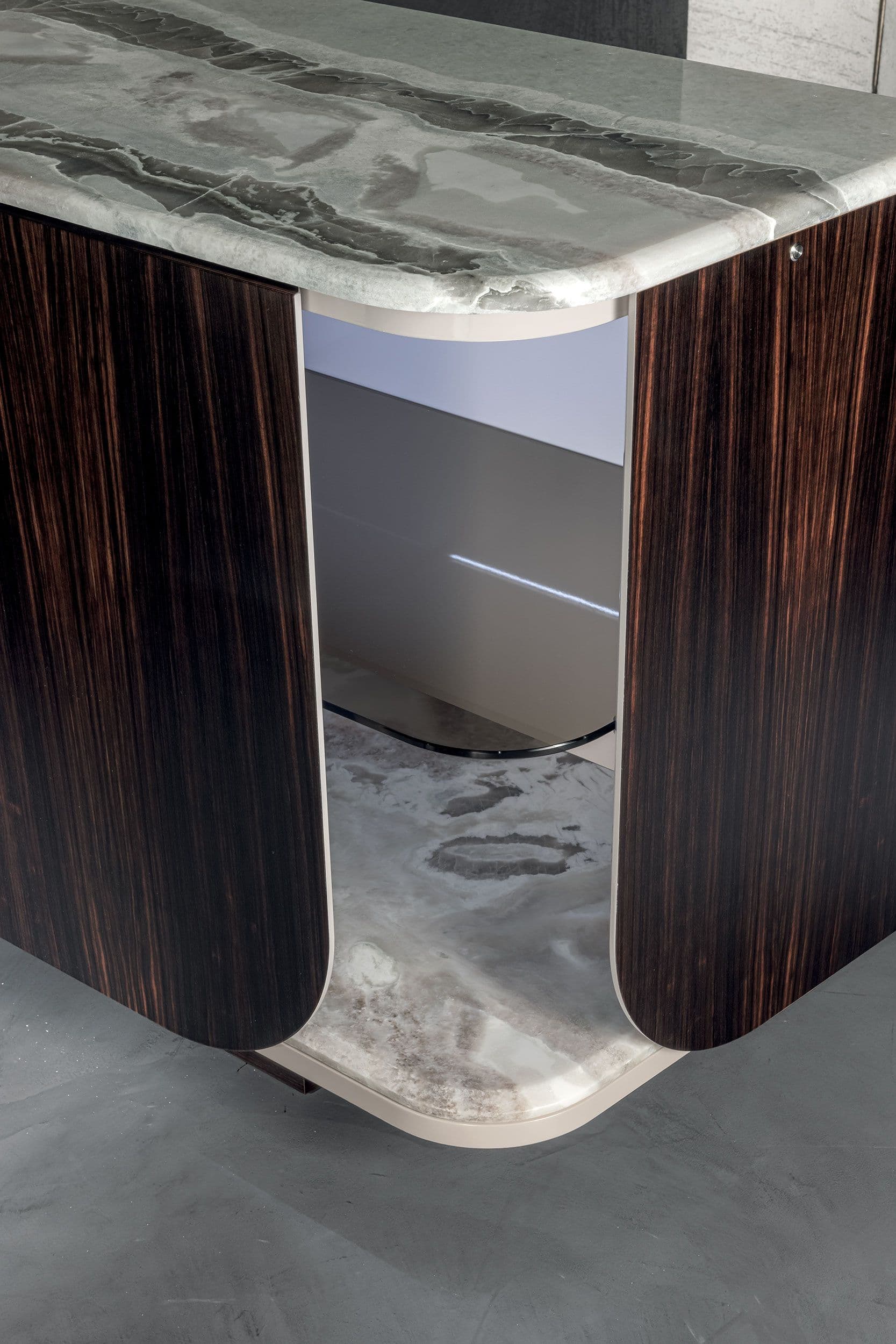 Longhi
HOLD
Sideboard — 5