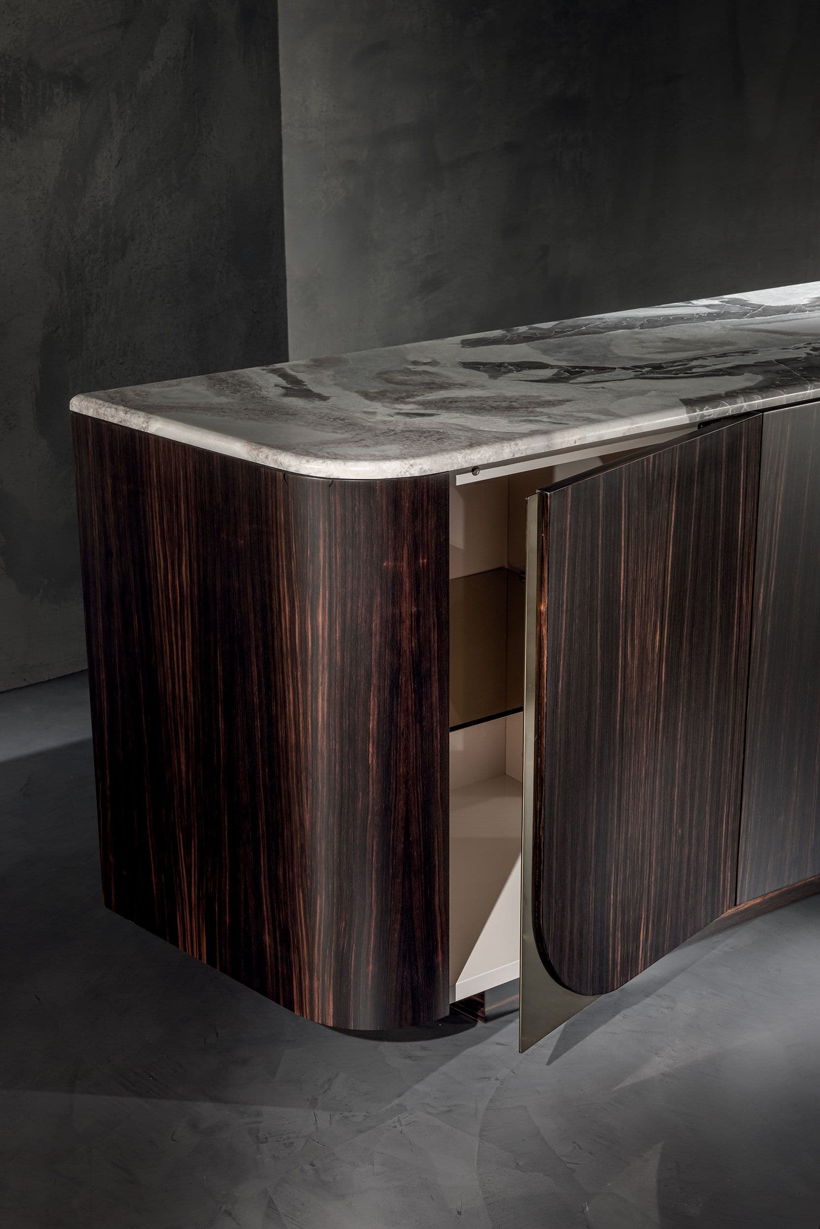 Longhi
HOLD
Sideboard — 6