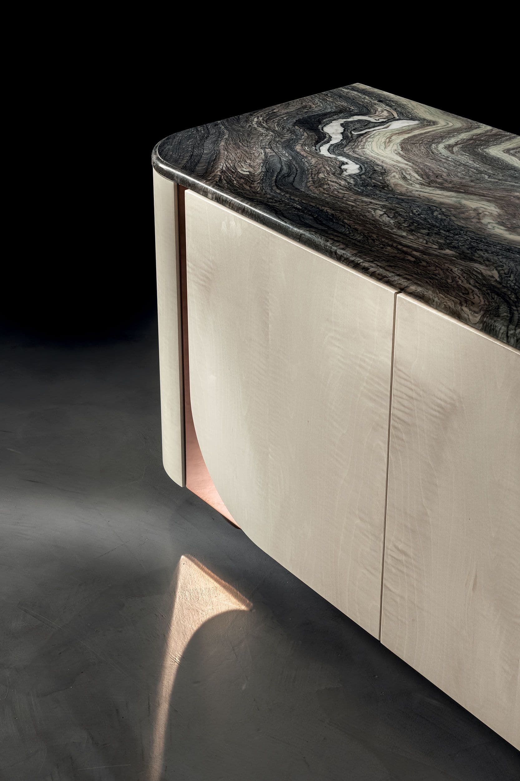 Longhi
HOLD
Sideboard — 9