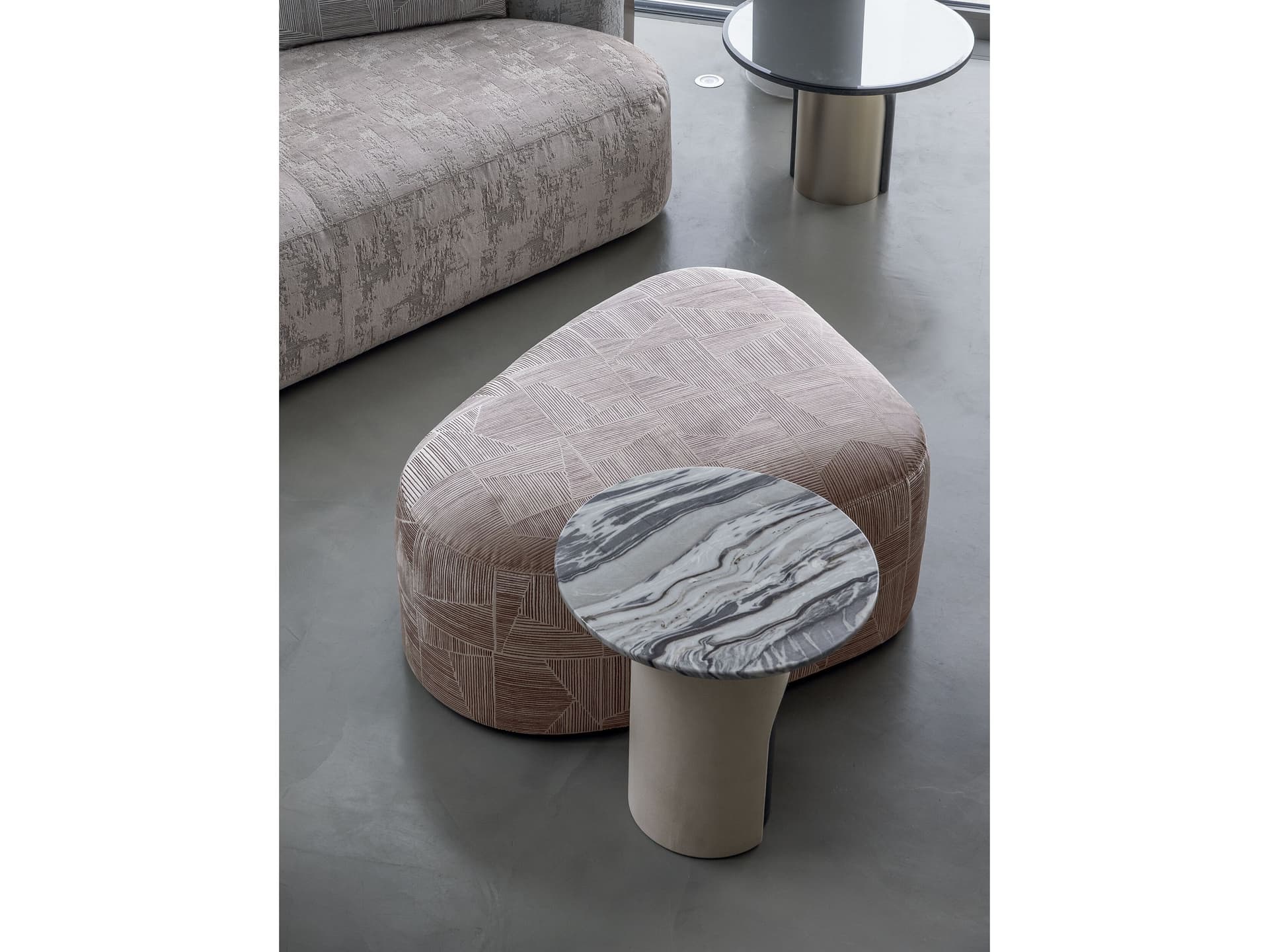 Longhi
NIP
Fabric pouf — 2