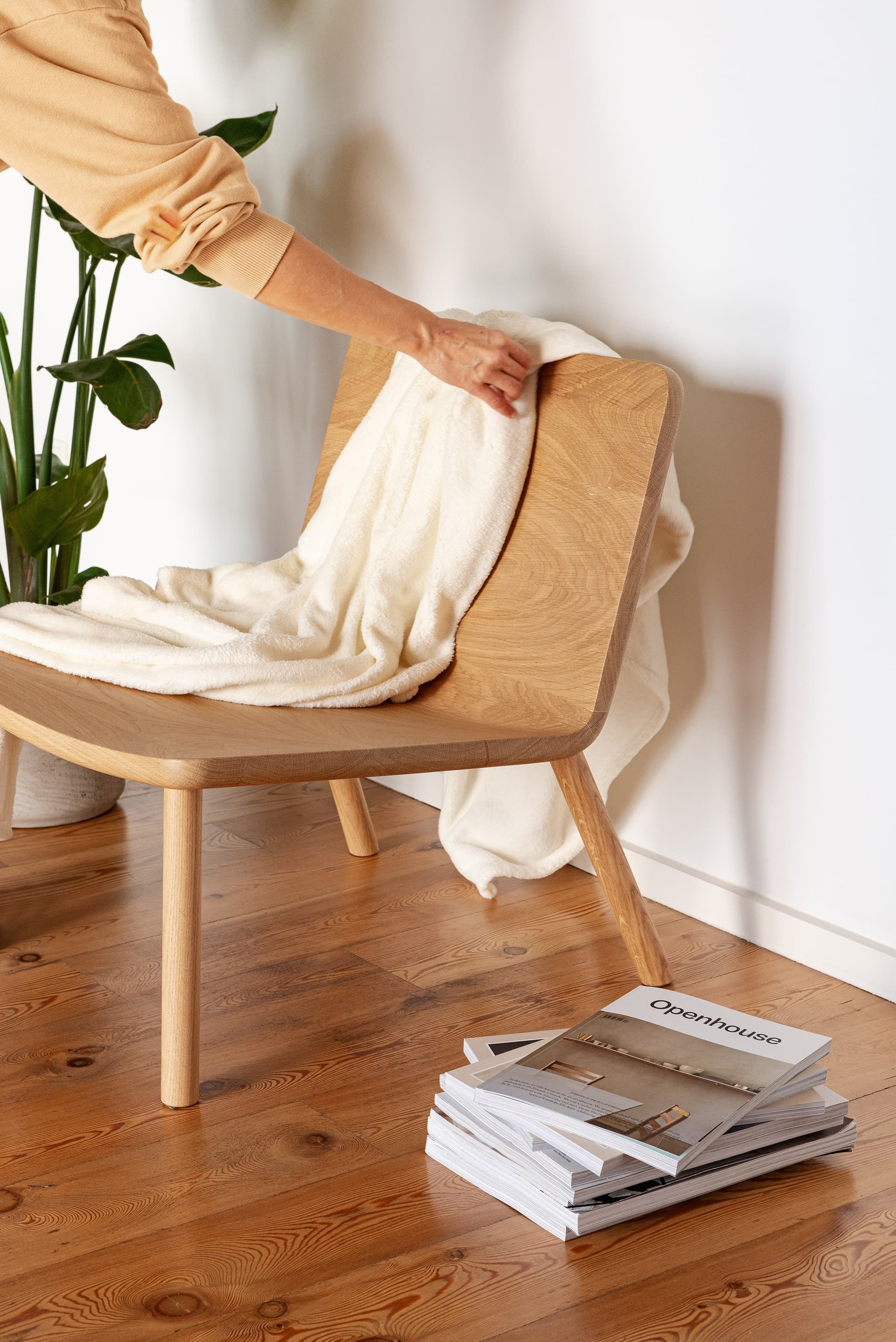 MOR
ALLAY
Oak easy chair — 12