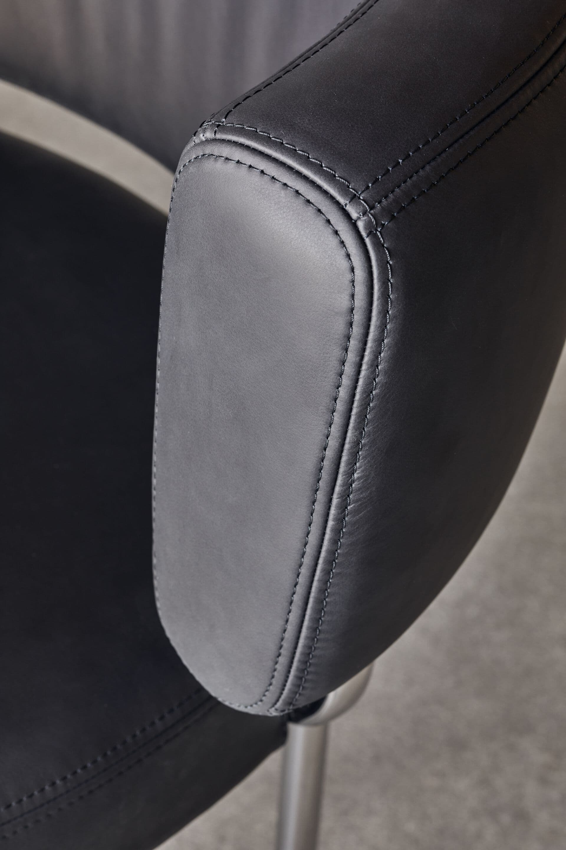 MORE
OSO
Swivel leather chair — 2