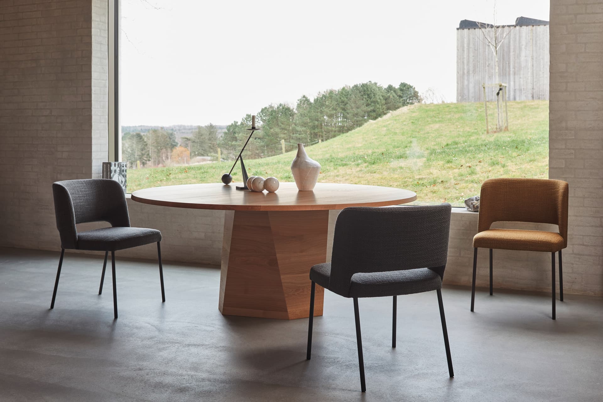 MORE
VARAN
Round wooden table — 2