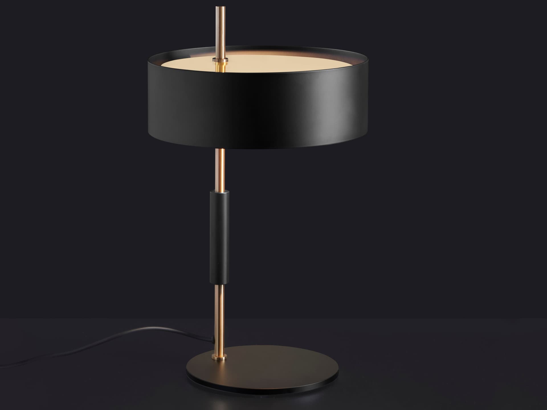 Oluce
1953
Metal table lamp — 1